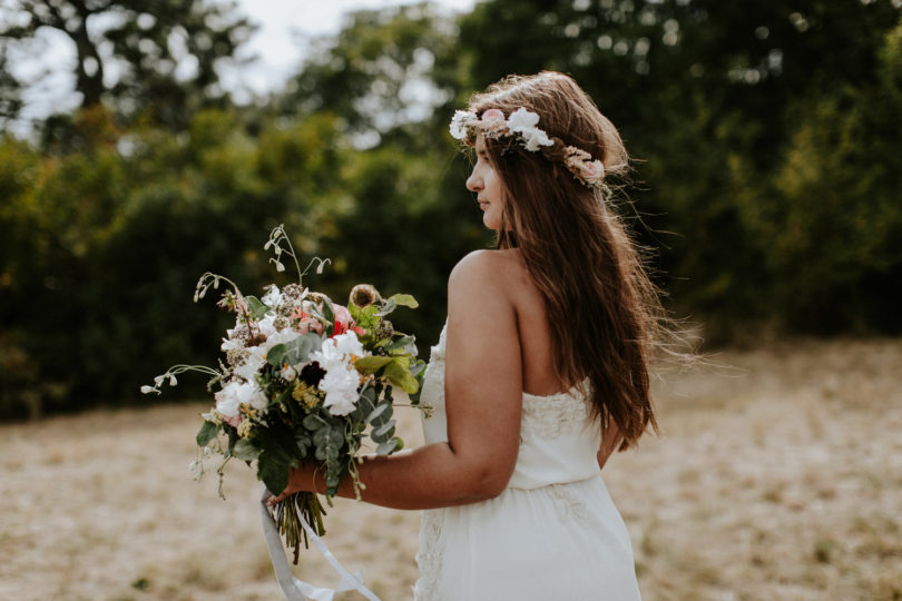 Un mariage simple, champêtre et fleuri - A découvrir sur la mariée aux pieds nus - Photos : Pinewood Weddings