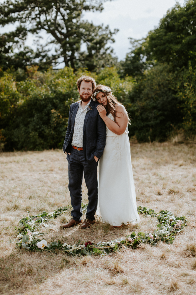 Un mariage simple, champêtre et fleuri - A découvrir sur la mariée aux pieds nus - Photos : Pinewood Weddings