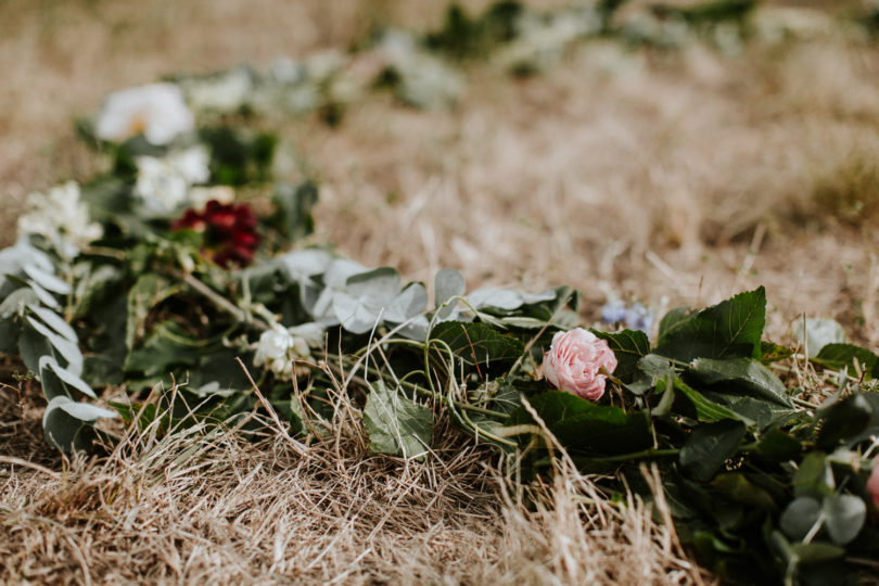 Un mariage simple, champêtre et fleuri - A découvrir sur la mariée aux pieds nus - Photos : Pinewood Weddings