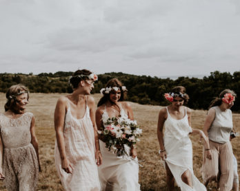 Un mariage simple, champêtre et fleuri - A découvrir sur la mariée aux pieds nus - Photos : Pinewood Weddings