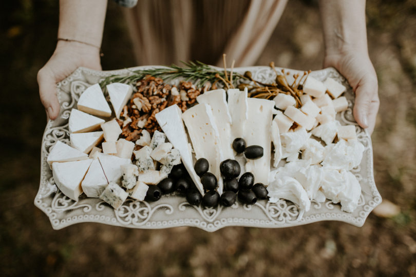 Un mariage simple, champêtre et fleuri - A découvrir sur la mariée aux pieds nus - Photos : Pinewood Weddings