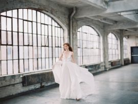 Découvrez sur le blog mariage www.lamarieeauxpiedsnus.com la collection 2017 de robes de mariée de Truvelle - Modele : Columbia