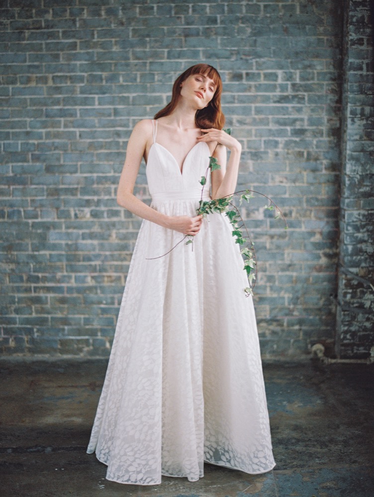 Découvrez sur le blog mariage www.lamarieeauxpiedsnus.com la collection 2017 de robes de mariée de Truvelle - Modele : Hamilton
