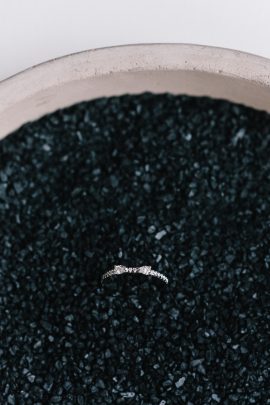 Leila Buecher - Joaillerie contemporaine - Photos : Chloé Lapeyssonnie - Blog mariage : La mariée aux pieds nus