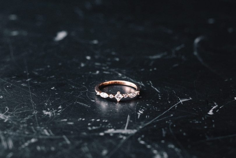 Leila Buecher - Joaillerie contemporaine et audacieuse - Mariage - Photos : Chloé Lapeyssonnie - Blog : La mariée aux pieds nus