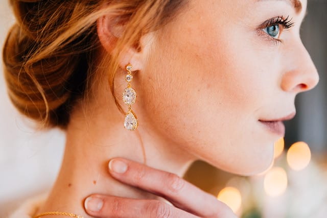 Mademoiselle Mandy - Coiffure et Maquillage de mariée - Paris - La mariée aux pieds nus