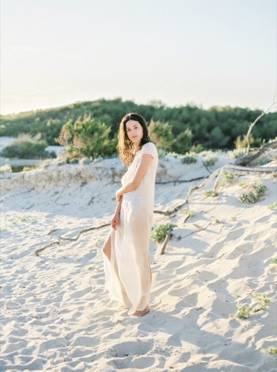 Ana Lui Photography - Portrait de mariee sur la plage - Boudoir - La mariee aux pieds nus