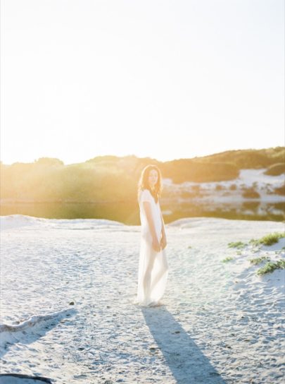 Ana Lui Photography - Portrait de mariee sur la plage - Boudoir - La mariee aux pieds nus