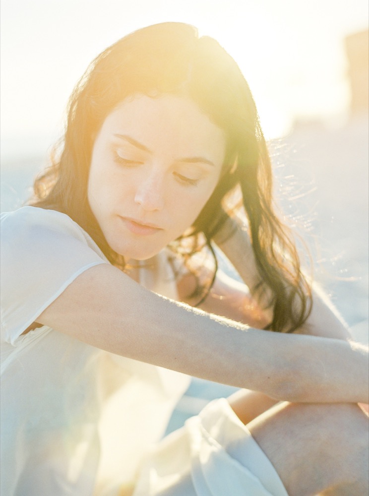 Ana Lui Photography - Portrait de mariee sur la plage - Boudoir - La mariee aux pieds nus