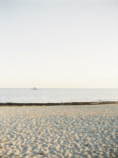 Ana Lui Photography - Portrait de mariee sur la plage - Boudoir - La mariee aux pieds nus