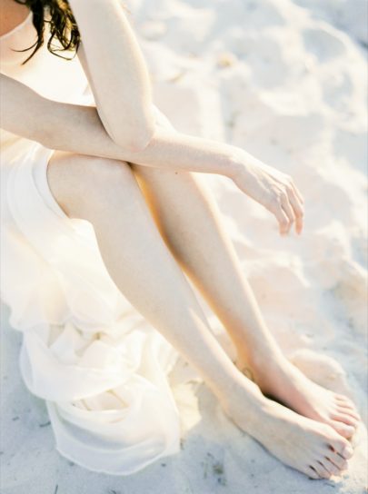 Ana Lui Photography - Portrait de mariee sur la plage - Boudoir - La mariee aux pieds nus