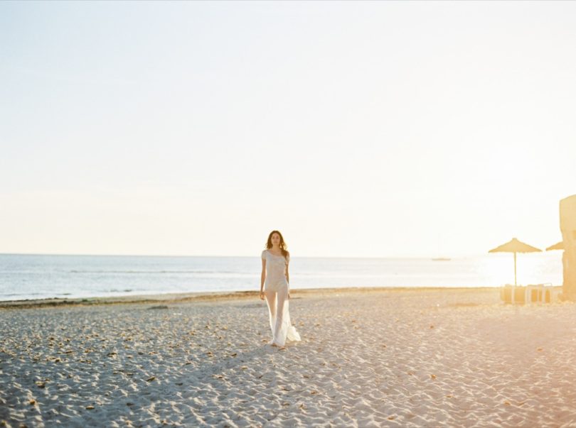 Ana Lui Photography - Portrait de mariee sur la plage - Boudoir - La mariee aux pieds nus