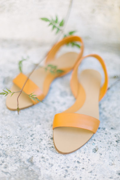 Un mariage en blanc en Provence - Shooting d'inspiration - Photo : Malvina Photo - Scénographie Atelier Blanc - La mariée aux pieds nus