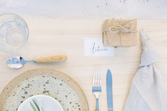 Un mariage en blanc en Provence - Shooting d'inspiration - Photo : Malvina Photo - Scénographie Atelier Blanc - La mariée aux pieds nus