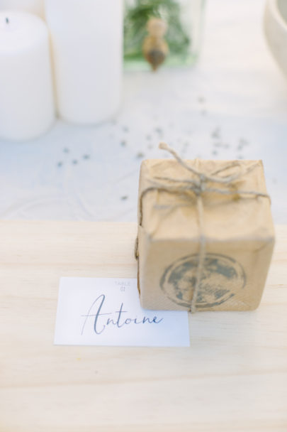 Un mariage en blanc en Provence - Shooting d'inspiration - Photo : Malvina Photo - Scénographie Atelier Blanc - La mariée aux pieds nus