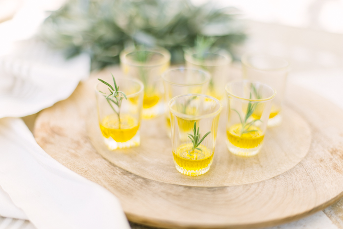 Un mariage en blanc en Provence - Shooting d'inspiration - Photo : Malvina Photo - Scénographie Atelier Blanc - La mariée aux pieds nus