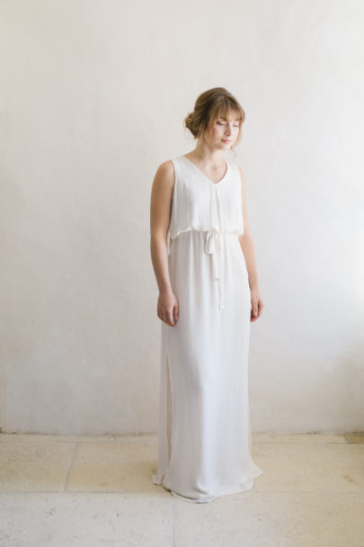 Un mariage en blanc en Provence - Shooting d'inspiration - Photo : Malvina Photo - Scénographie Atelier Blanc - La mariée aux pieds nus