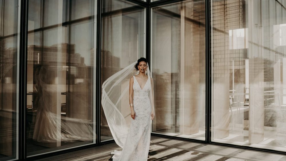 Manon Gontero - Robes de mariée - Collection voiles de mariée brodés - Photos : The Quirky - Blog mariage : La mariée aux pieds nus