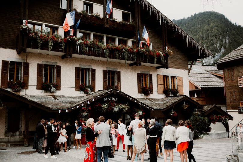 Un mariage atypique, coloré et en petit comité en Haute-Savoie - Photos : Amandine Marque - Blog mariage : La mariée aux pieds nus