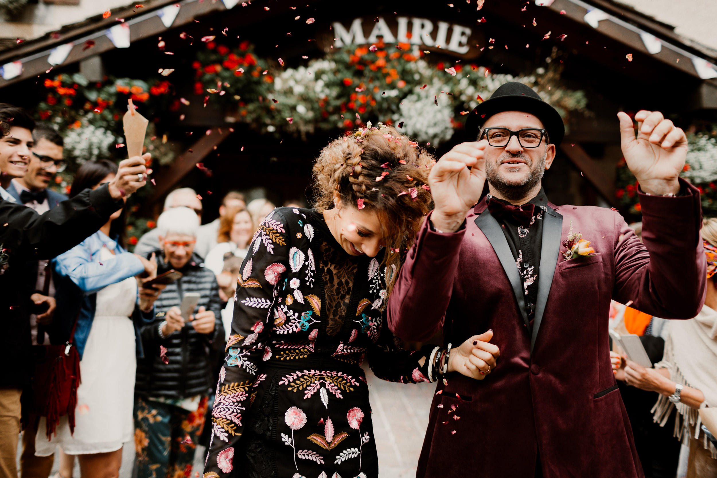 Un mariage atypique, coloré et en petit comité en Haute-Savoie - Photos : Amandine Marque - Blog mariage : La mariée aux pieds nus