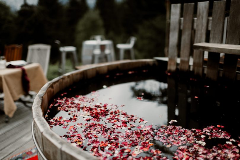 Un mariage atypique, coloré et en petit comité en Haute-Savoie - Photos : Amandine Marque - Blog mariage : La mariée aux pieds nus