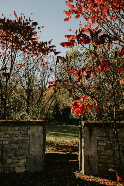 Un mariage en automne en Bourgogne au Domaine du Bouloy - A découvrir sur le blog mariage www.lamarieeauxpiedsnus.com - Photos : Benjamin Le Du