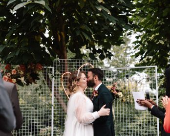 Découvrez les images d'un mariage d'automne au Domaine de Blanche Fleur près d'Avignon photographié par Chloé Lapeyssonnie sur le blog mariage La mariée aux pieds nus.