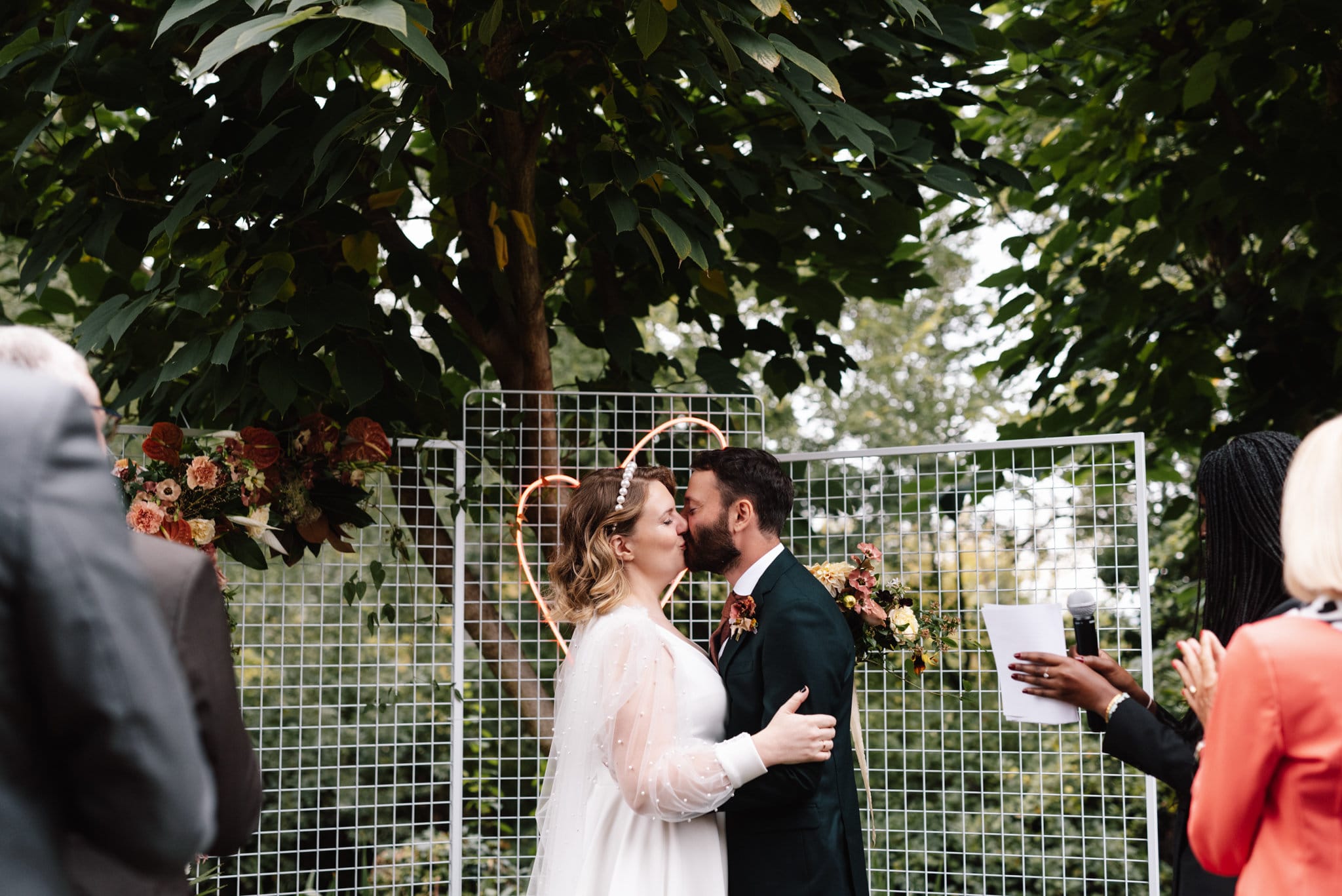 Découvrez les images d'un mariage d'automne au Domaine de Blanche Fleur près d'Avignon photographié par Chloé Lapeyssonnie sur le blog mariage La mariée aux pieds nus.