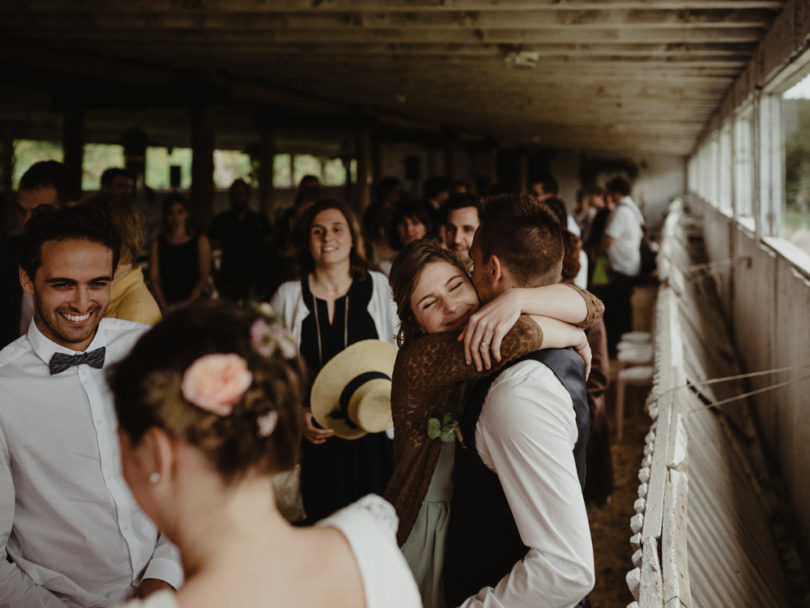 Un mariage simple et champêtre dans une bergerie en Alsace - A découvrir sur le blog mariage www.lamarieeauxpiedsnus.com - Photos : Capyture