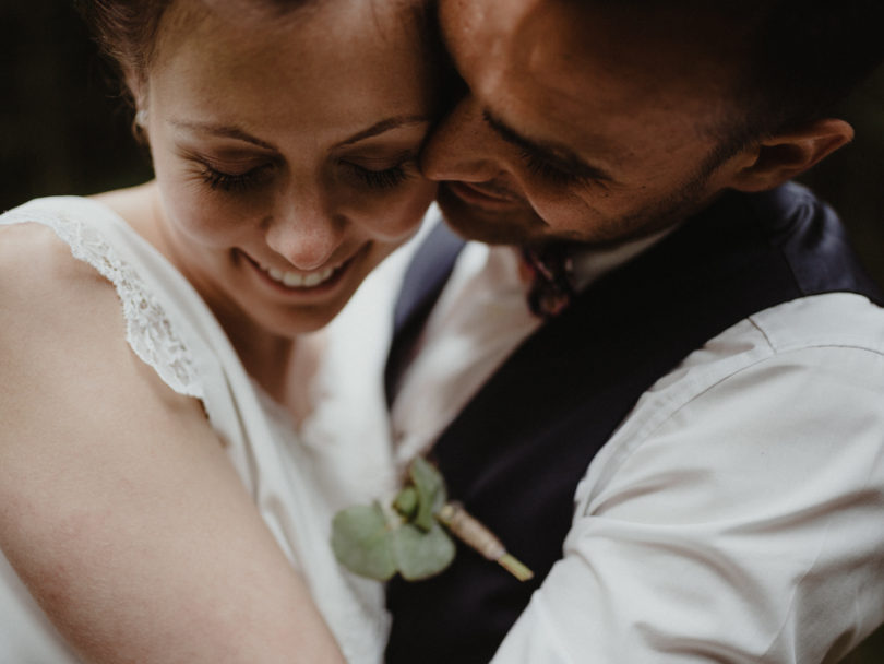 Un mariage simple et champêtre dans une bergerie en Alsace - A découvrir sur le blog mariage www.lamarieeauxpiedsnus.com - Photos : Capyture