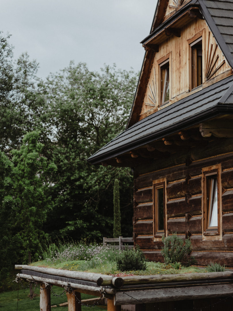 Un mariage simple et champêtre dans une bergerie en Alsace - A découvrir sur le blog mariage www.lamarieeauxpiedsnus.com - Photos : Capyture