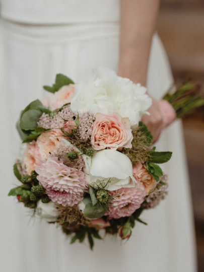 Un mariage simple et champêtre dans une bergerie en Alsace - A découvrir sur le blog mariage www.lamarieeauxpiedsnus.com - Photos : Capyture