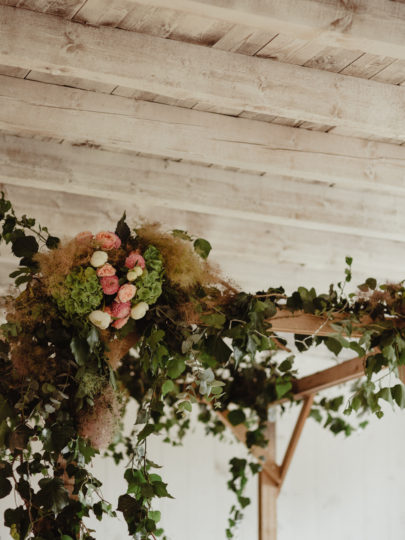 Un mariage simple et champêtre dans une bergerie en Alsace - A découvrir sur le blog mariage www.lamarieeauxpiedsnus.com - Photos : Capyture