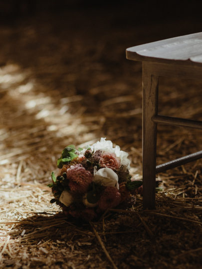 Un mariage simple et champêtre dans une bergerie en Alsace - A découvrir sur le blog mariage www.lamarieeauxpiedsnus.com - Photos : Capyture