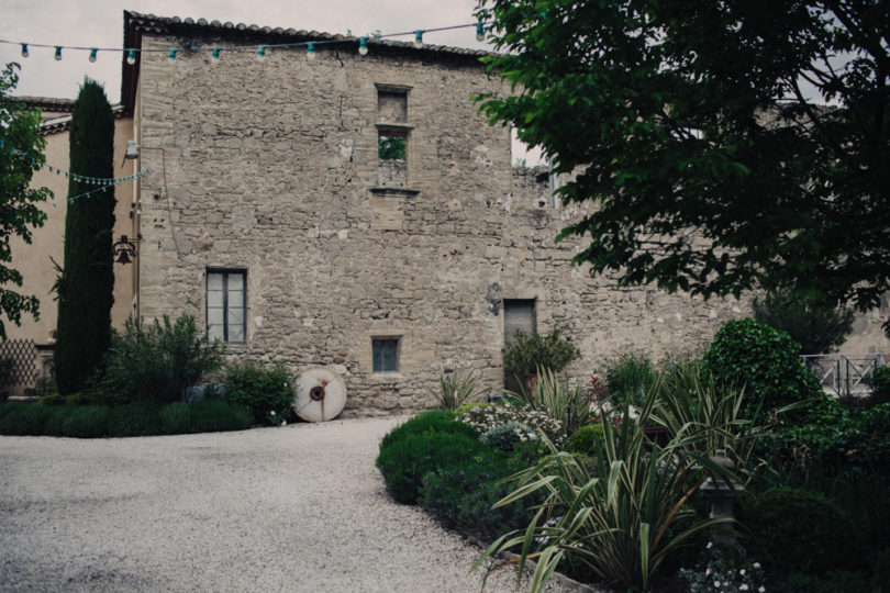 Un mariage en vert et blanc au Domaine de Blanche Fleur près d'Avignon - A découvrir sur le blog mariage www.lamarieeauxpiedsnus.com - Photos : Lorenzo Accardi