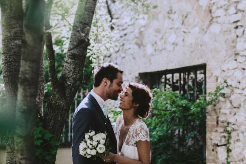 Un mariage en vert et blanc au Domaine de Blanche Fleur près d'Avignon - A découvrir sur le blog mariage www.lamarieeauxpiedsnus.com - Photos : Lorenzo Accardi