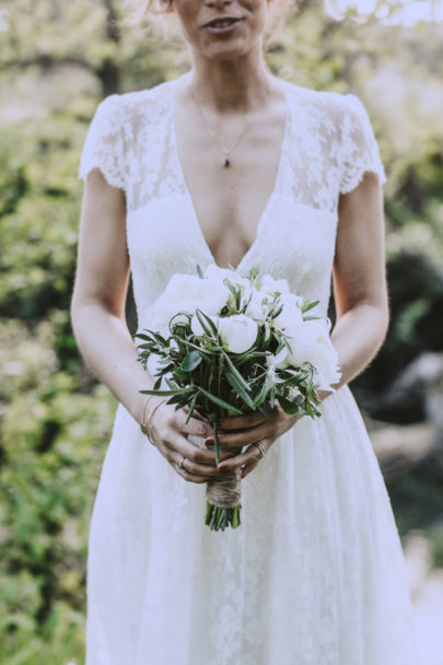 Un mariage en vert et blanc au Domaine de Blanche Fleur près d'Avignon - A découvrir sur le blog mariage www.lamarieeauxpiedsnus.com - Photos : Lorenzo Accardi