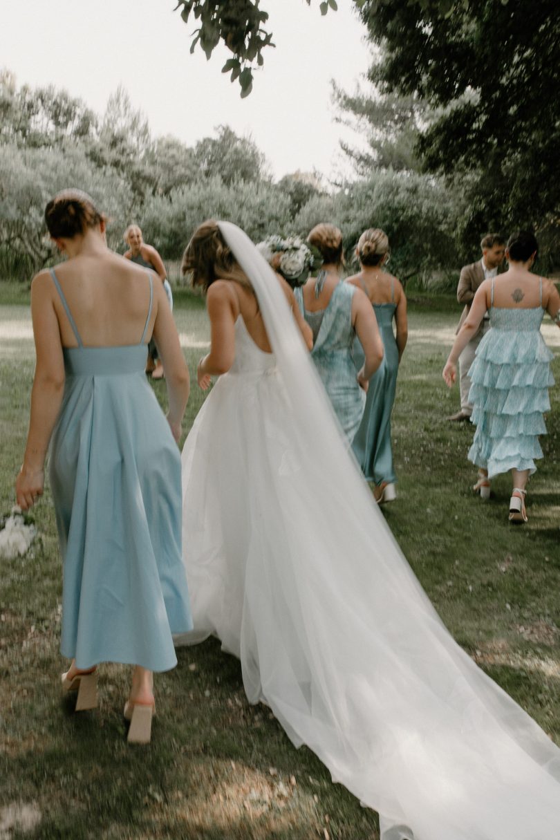 Un mariage en bleu à la Bastide d'Astres en Provence - Photos : Clarisse et Johan - Blog mariage : La mariée aux pieds nus