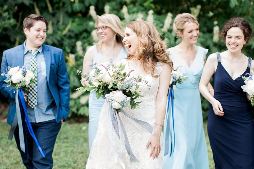 Une sélection shopping de tenues d'invitées pour un mariage en bleu - La mariée aux pieds nus