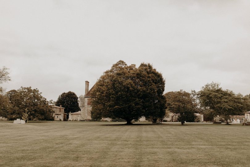 Un mariage bohème au Château de Theon en Charente Maritime - Photos : Baptiste Hauville- Wedding planner : Sparkly Agency - Blog mariage : La mariée aux pieds nus