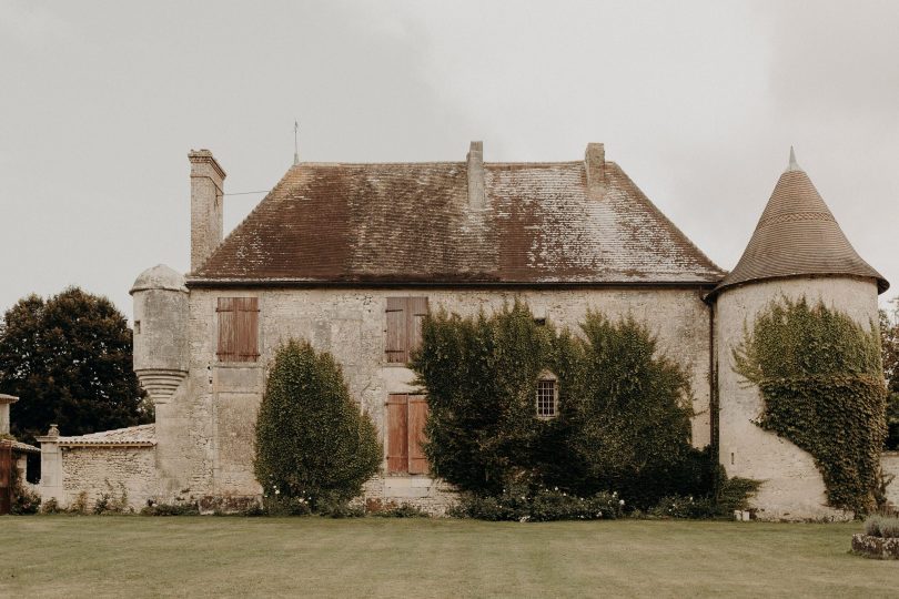 Un mariage bohème au Château de Theon en Charente Maritime - Photos : Baptiste Hauville- Wedding planner : Sparkly Agency - Blog mariage : La mariée aux pieds nus