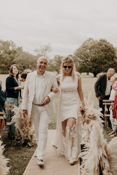 Un mariage bohème au Château de Theon en Charente Maritime - Photos : Baptiste Hauville- Wedding planner : Sparkly Agency - Blog mariage : La mariée aux pieds nus