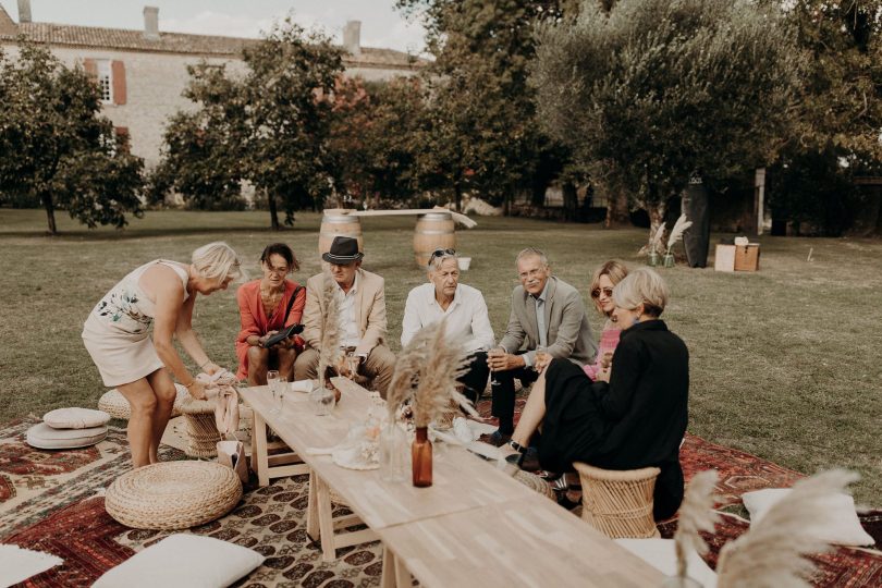 Un mariage bohème au Château de Theon en Charente Maritime - Photos : Baptiste Hauville- Wedding planner : Sparkly Agency - Blog mariage : La mariée aux pieds nus