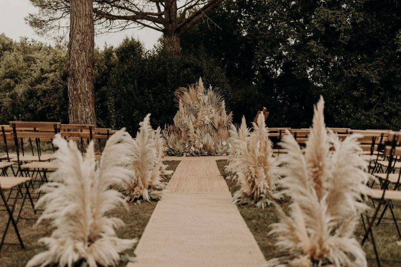 Un mariage bohème au Château de Theon en Charente Maritime - Photos : Baptiste Hauville- Wedding planner : Sparkly Agency - Blog mariage : La mariée aux pieds nus