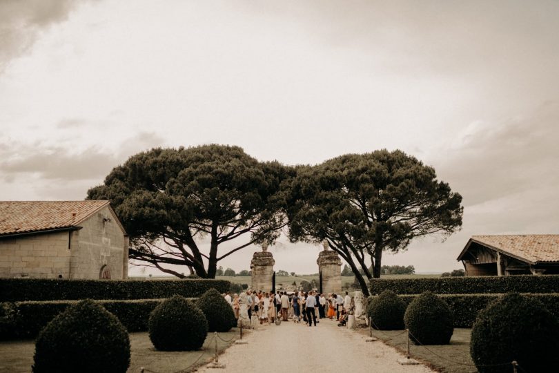Un mariage bohème au Château Saint Georges près de Bordeaux - Photos : Harleena Photography - Blog mariage : La mariée aux pieds nus