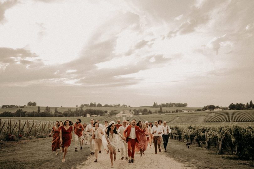 Un mariage bohème au Château Saint Georges près de Bordeaux - Photos : Harleena Photography - Blog mariage : La mariée aux pieds nus