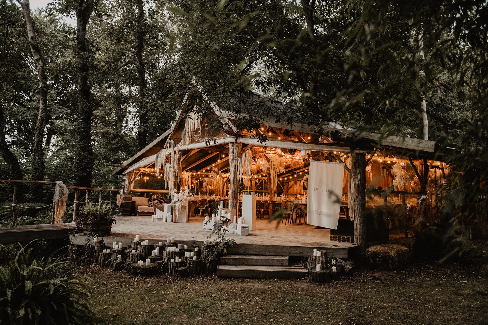 Un mariage bohème au Coco Barn Wood Lodge dans les Landes - Photos : Patricia Hendrychova-Estanguet - Blog mariage : La mariée aux pieds nus