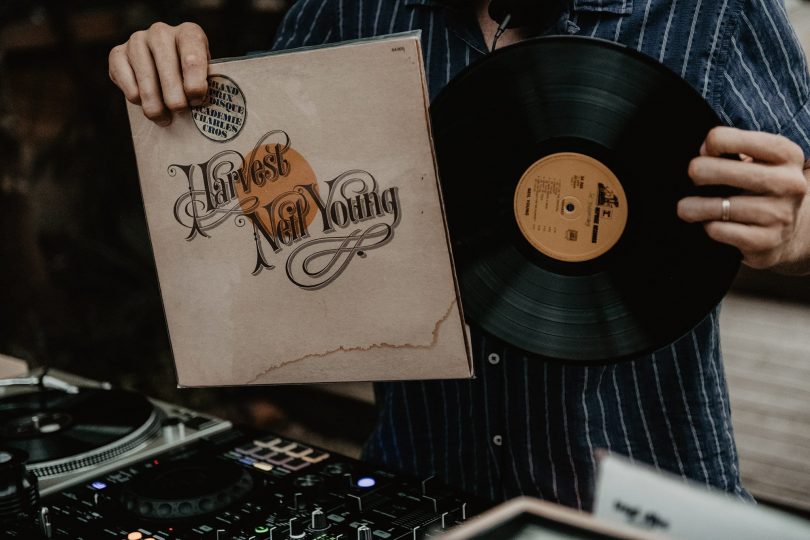 Un mariage bohème au Coco Barn Wood Lodge dans les Landes - Photos : Patricia Hendrychova-Estanguet - Blog mariage : La mariée aux pieds nus