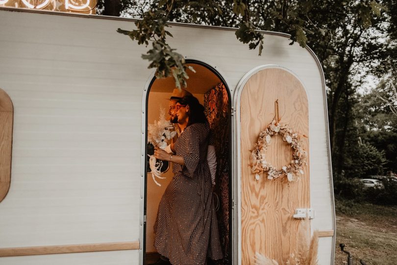 Un mariage bohème au Coco Barn Wood Lodge dans les Landes - Photos : Patricia Hendrychova-Estanguet - Blog mariage : La mariée aux pieds nus
