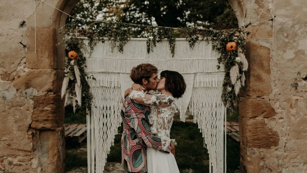 Un mariage bohème et coloré au Pays-Basque - Photos : Baptiste Hauville - Blog mariage : La mariée aux pieds nus